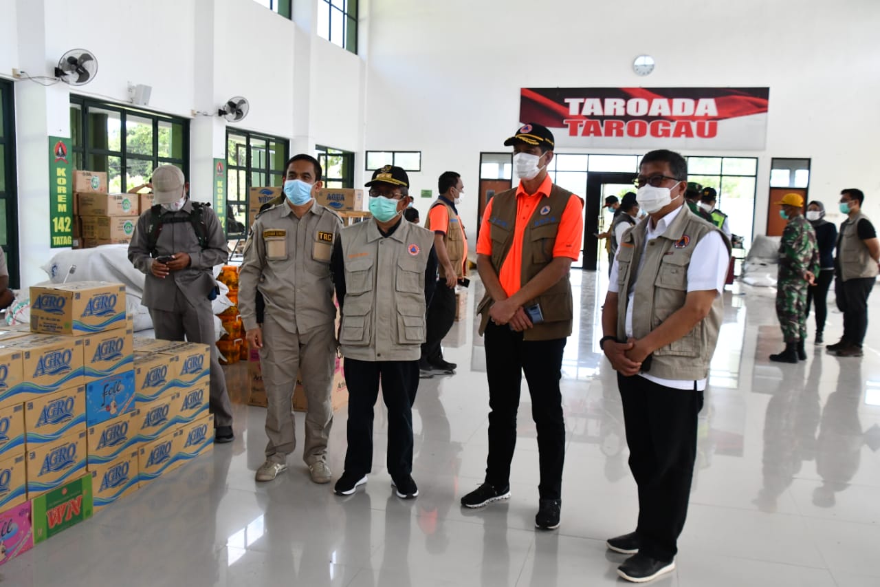 Kepala BNPB dan Gubernur Sulbar Pantau Penerimaan Bantuan Logistik untuk Korban Gempa di Korem 142/Tatag